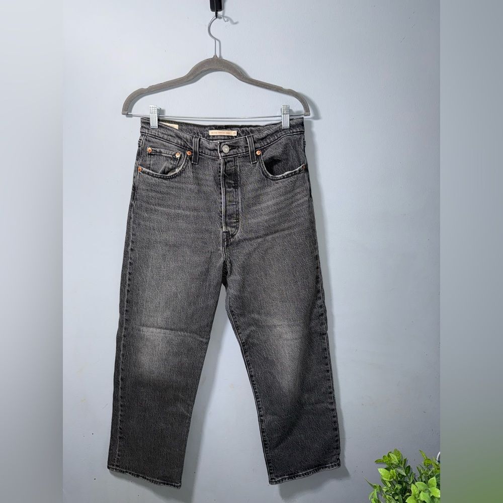 Levi's Women’s Ribcage Straight Ankle Jeans in a gray wash size 29 EUC